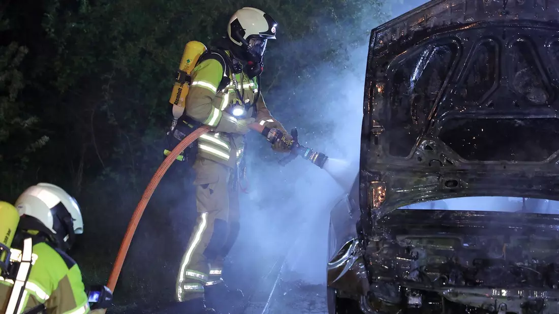 FW Dresden: PKW-Brand in der Nacht - eine verletzte Person - Bild: presseportal.de