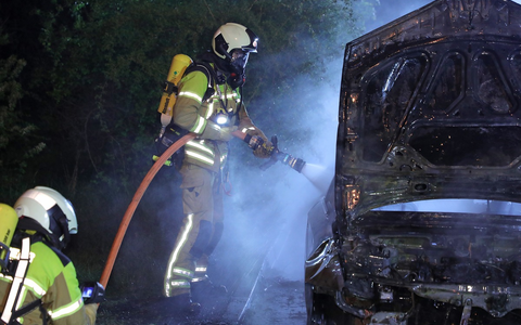 FW Dresden: PKW-Brand in der Nacht - eine verletzte Person - Foto: presseportal.de