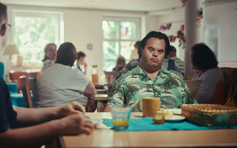 Aladdin Detlefsen als Buschi in einer Szene des Films «Der Frosch und das Wasser» - Foto: Felix Abraham/Pandora Film/dpa