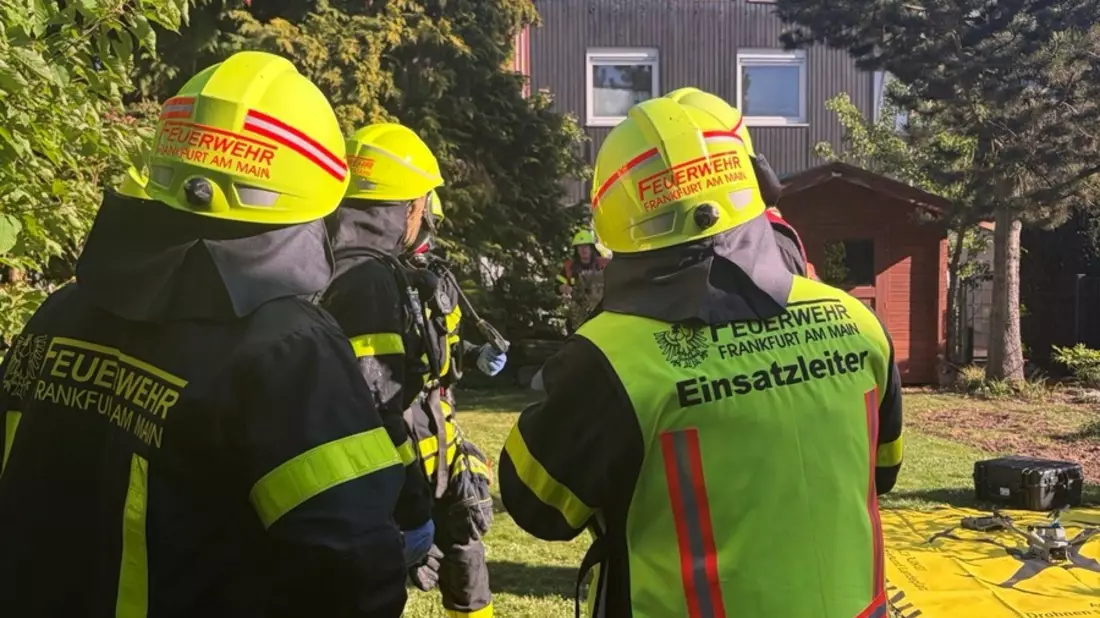 FW-F: Dachstuhlbrand in Frankfurt-Nied - 120 Einsatzkräfte verhindern Ausbreitung - Bild: presseportal.de