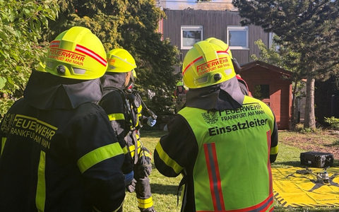 FW-F: Dachstuhlbrand in Frankfurt-Nied - 120 Einsatzkräfte verhindern Ausbreitung - Foto: presseportal.de