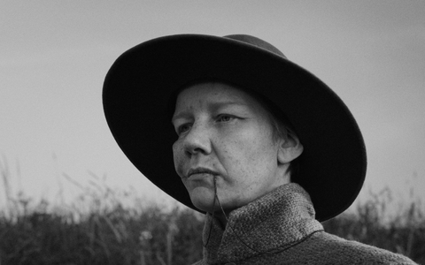 Hüller beeindruckt in der Titelrolle der wortkargen, stets disziplinierten Protagonistin. - Foto: Schubert/ROW Pictures/dpa