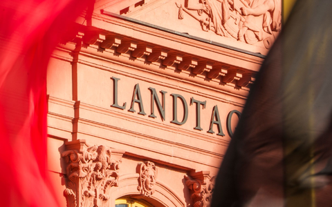 Die Koalition in Rheinland-Pfalz aus CDU und SPD steht. (Symbolbild) - Foto: Andreas Arnold/dpa