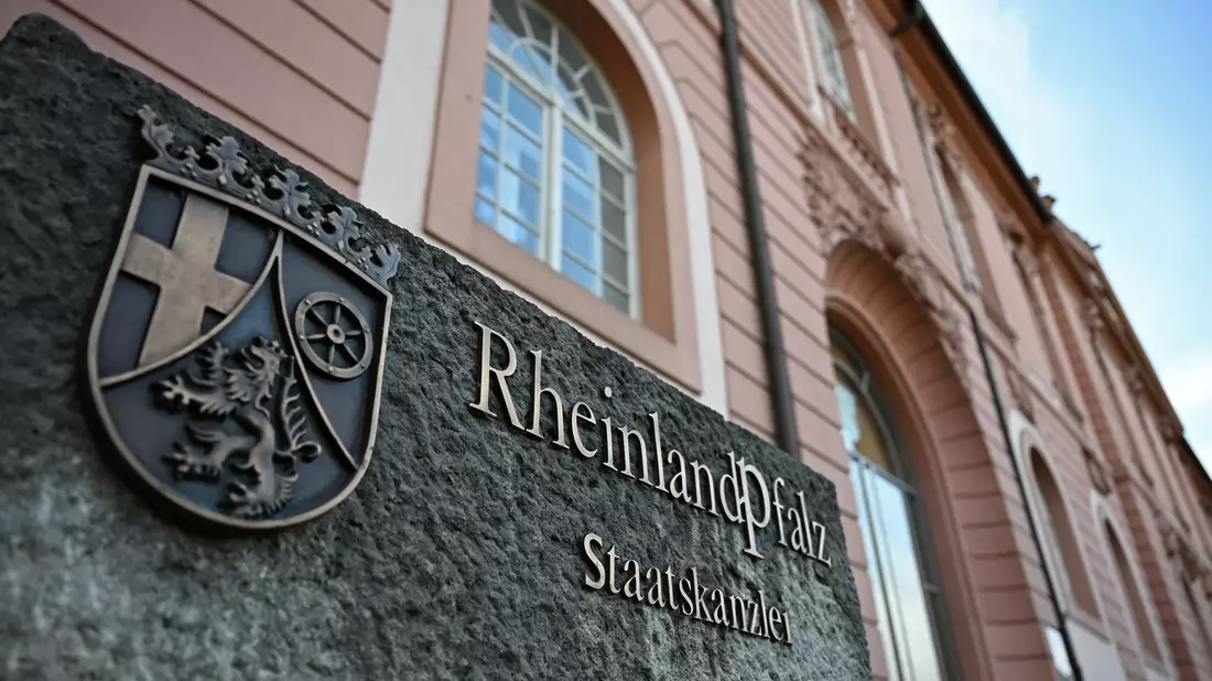Nach langer SPD-Führung steht ein Wechsel in der Staatskanzlei in Mainz an. (Archivfoto) - Bild: Michael Brandt/dpa