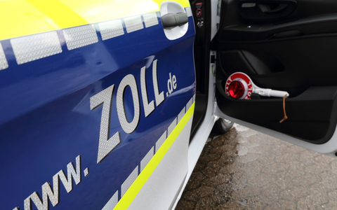 HZA-R: Nägel schwarz lackiert - Wiederholte Schwarzarbeit in Nagelstudios endet mit Freiheitsstrafe - Foto: presseportal.de