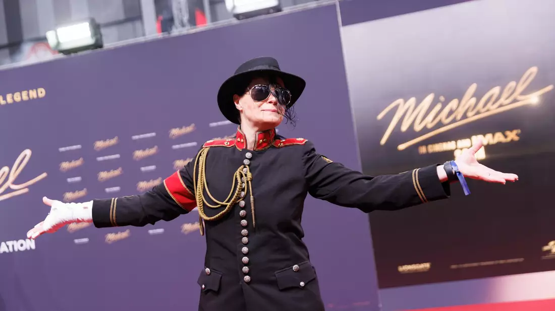 Ein Fan im Michael-Jackson-Kostüm bei der Premiere von «Michael». (Archivbild) - Bild: Carsten Koall/dpa