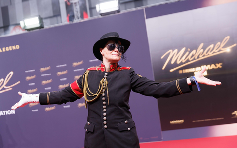 Ein Fan im Michael-Jackson-Kostüm bei der Premiere von «Michael». (Archivbild) - Foto: Carsten Koall/dpa