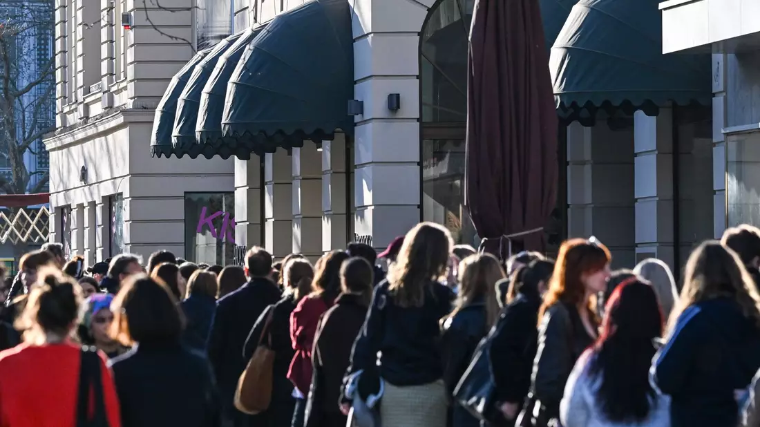 Lange Schlange: Viele Fans zog es zu einem Pop-up-Store zum neuen Album von Harry Styles. (Archivbild) - Bild: Jens Kalaene/dpa