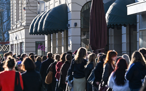 Lange Schlange: Viele Fans zog es zu einem Pop-up-Store zum neuen Album von Harry Styles. (Archivbild) - Foto: Jens Kalaene/dpa