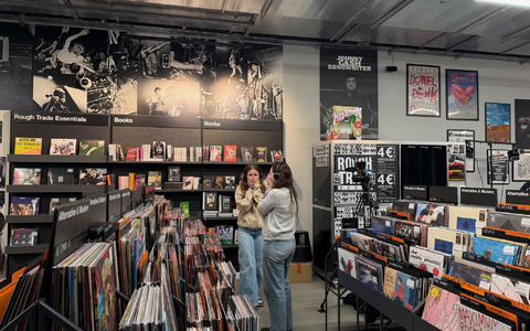 Fans durften in die neue Single von Harry Styles reinhören, Journalisten hingegen durften sie dabei nur beobachten. (Archivbild) - Foto: Lisa Forster/dpa