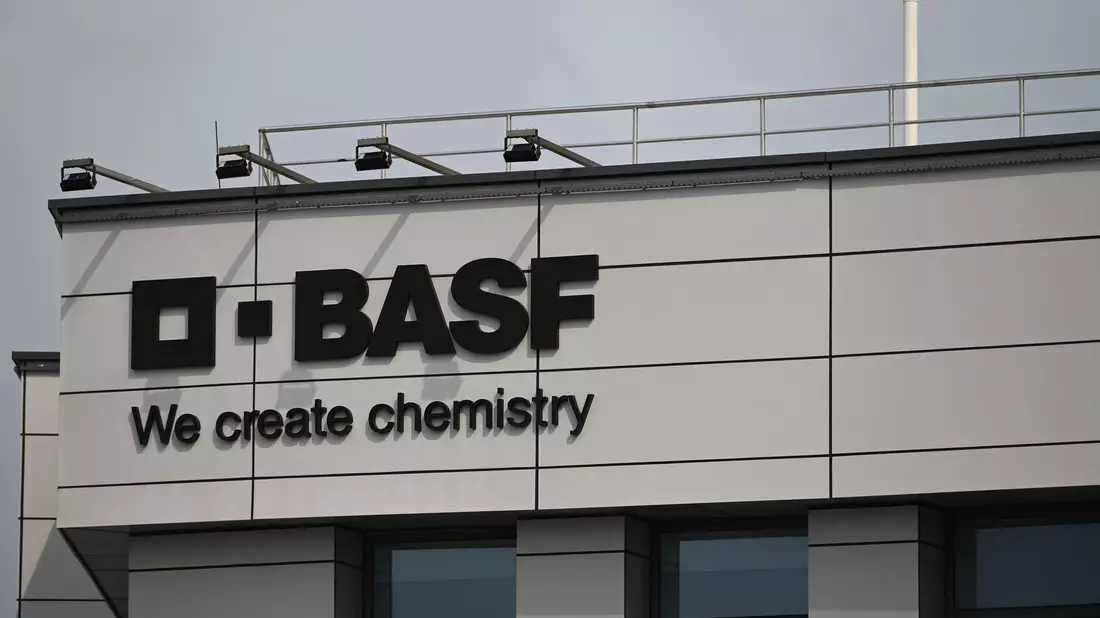 Weltgrößter Chemiekonzern BASF: Niedrigere Verkaufspreise und negative Währungseffekte belasten. (Archivbild) - Bild: Johannes Neudecker/dpa