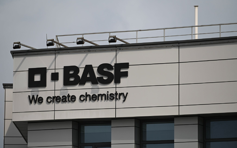 Weltgrößter Chemiekonzern BASF: Niedrigere Verkaufspreise und negative Währungseffekte belasten. (Archivbild) - Foto: Johannes Neudecker/dpa