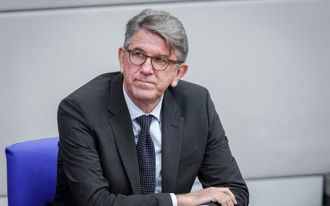 Wolfram Weimer (parteilos), Staatsminister für Kultur und Medien, darf die Betreiber des Berliner Buchladens «Zur schwankenden Weltkugel» nicht als «politische Extremisten» bezeichnen. - Foto: Kay Nietfeld/dpa