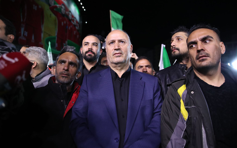 Der Präsident des iranischen Fußballverbandes (Mitte) hat es nicht zum FIFA-Kongress in Vancouver geschafft. - Foto: Saeid Zareian/dpa