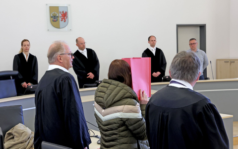 Die Angeklagte schweigt bislang zu den Vorwürfen gegen sie.  - Foto: Bernd Wüstneck/dpa