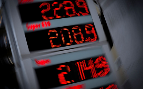 Hohe Spritpreise machen Autofahrern zu schaffen. (Archivbild) - Foto: Peter Kneffel/dpa