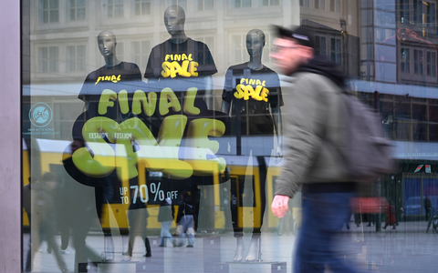 Viele Verbraucher halten sich in unsicheren Zeiten mit Anschaffungen zurück. Im ersten Quartal war der private Konsum aber noch Wachstumstreiber. (Symbolbild) - Foto: Elisa Schu/dpa