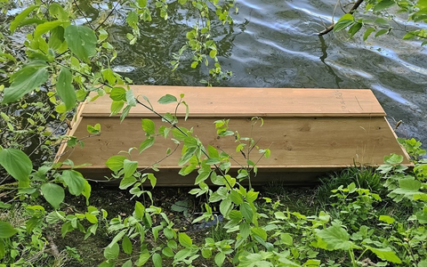 POL-OF: Ungewöhnliche Fundsache: Sarg trieb auf Main - Foto: presseportal.de