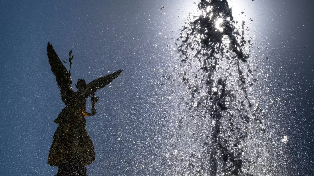 Es ist warm - und wird noch wärmer.  - Bild: Peter Kneffel/dpa