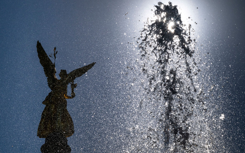 Es ist warm - und wird noch wärmer.  - Foto: Peter Kneffel/dpa