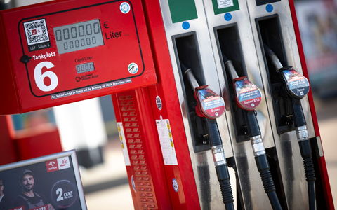 Berücksichtigt man die Inflation, sehen die Spritpreise sehr viel weniger extrem aus. (Archivbild) - Foto: Philip Dulian/dpa