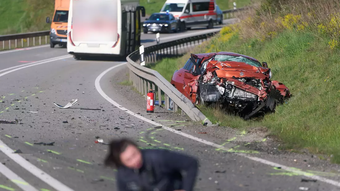 Bei dem Unfall starb ein Mensch, weitere wurden leicht verletzt. - Bild: Thomas Frey/dpa