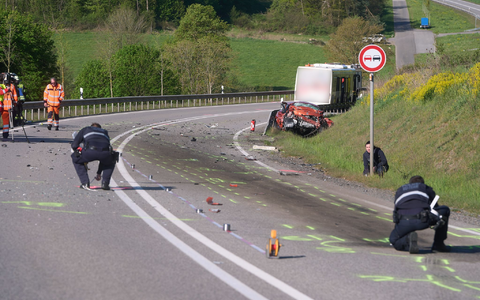 Um 7.00 Uhr stießen den Angaben zufolge zwei Autos und ein Linienbus zusammen. - Foto: Thomas Frey/dpa