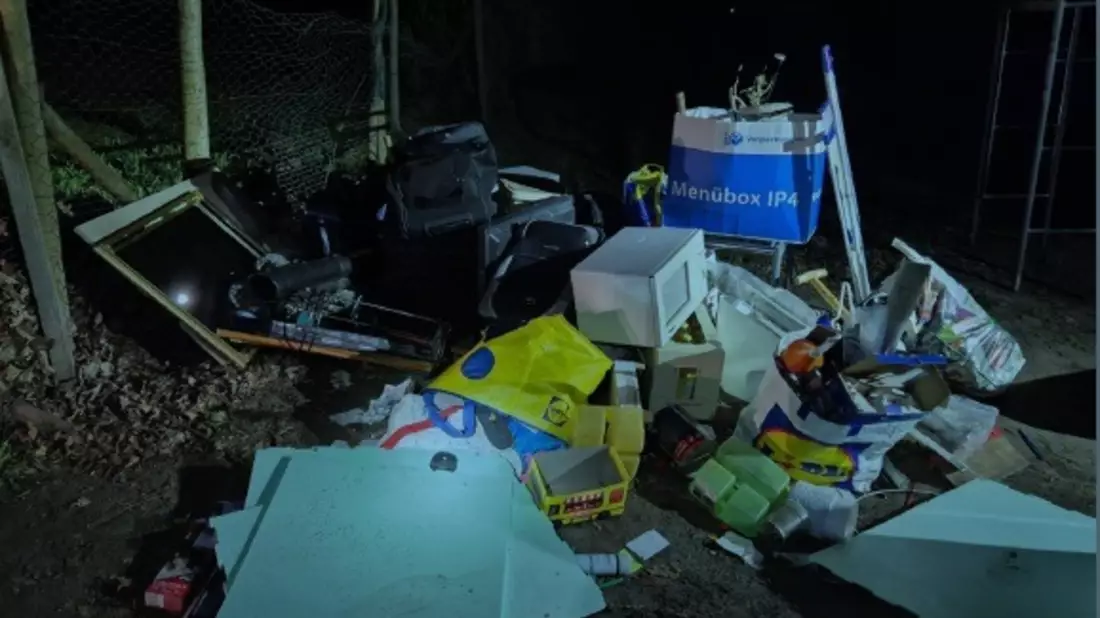 POL-SE: Rellingen - Polizeistreife stellt zwei Straftäter nach illegaler Müllentsorgung - Bild: presseportal.de