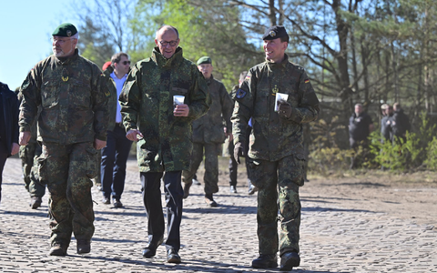 Auf die Ankündigung einer möglichen Reduzierung von US-Truppen in Deutschland durch Präsident Donald Trump ging Bundeskanzler Friedrich Merz (Mitte) bei einem Truppenbesuch im niedersächsischen Munster nicht näher ein. - Foto: Philipp Schulze/dpa