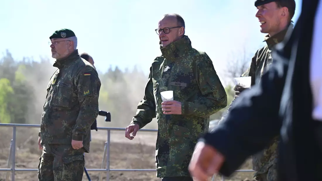 Bundeskanzler Merz besucht die Bundeswehr in Munster.  - Bild: Philipp Schulze/dpa