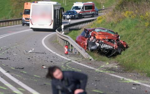 Bei dem Unfall starb eine Frau, weitere Menschen wurden leicht verletzt. - Foto: Thomas Frey/dpa