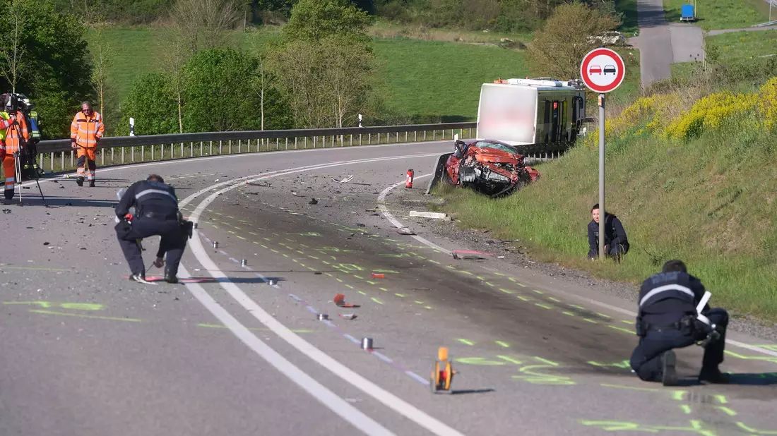 Um 7.00 Uhr stießen den Angaben zufolge zwei Autos und ein Linienbus zusammen. - Bild: Thomas Frey/dpa