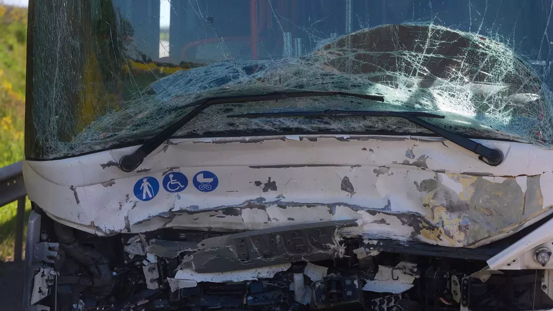 Der Unfall ereignete sich auf der Bundesstraße 327 zwischen Gödenroth und Kastellaun im Rhein-Hunsrück-Kreis. - Bild: Thomas Frey/dpa