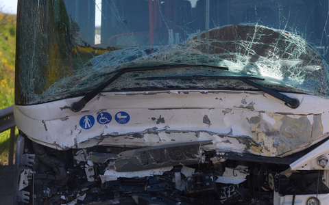 Der Unfall ereignete sich auf der Bundesstraße 327 zwischen Gödenroth und Kastellaun im Rhein-Hunsrück-Kreis. - Foto: Thomas Frey/dpa