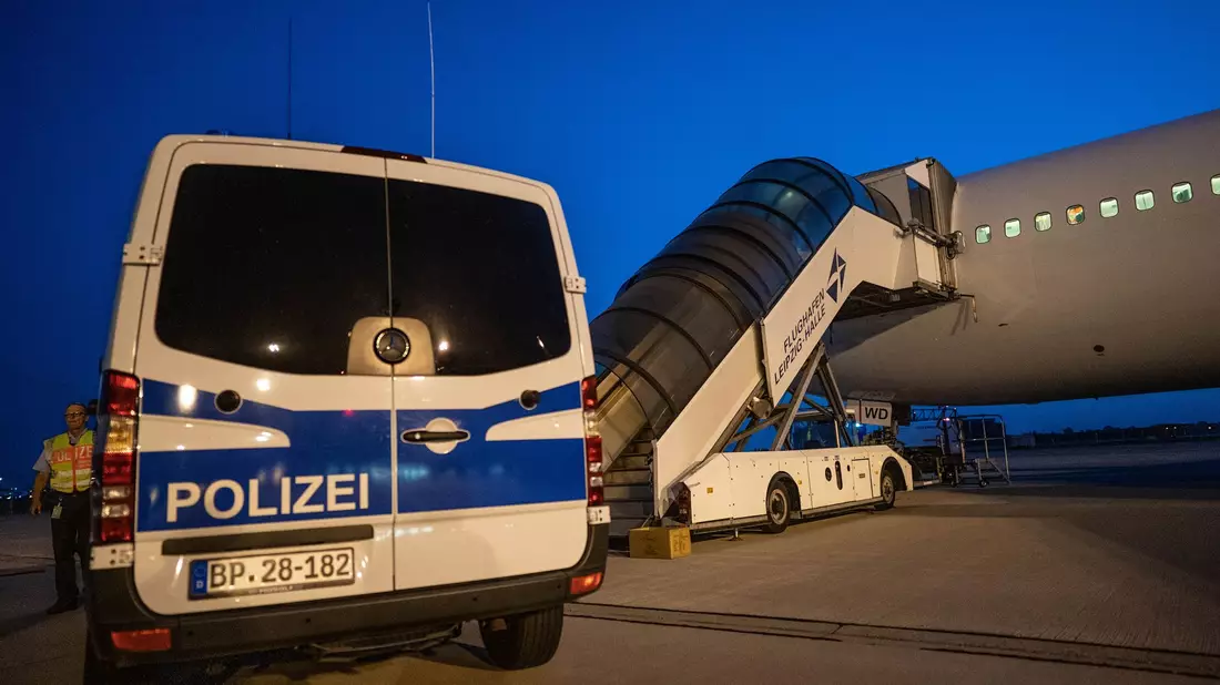 Bei Abschiebungen unterstützt die Bundespolizei die Ausländer- und Polizeibehörden der Länder. (Symbolbild) - Bild: Michael Kappeler/dpa