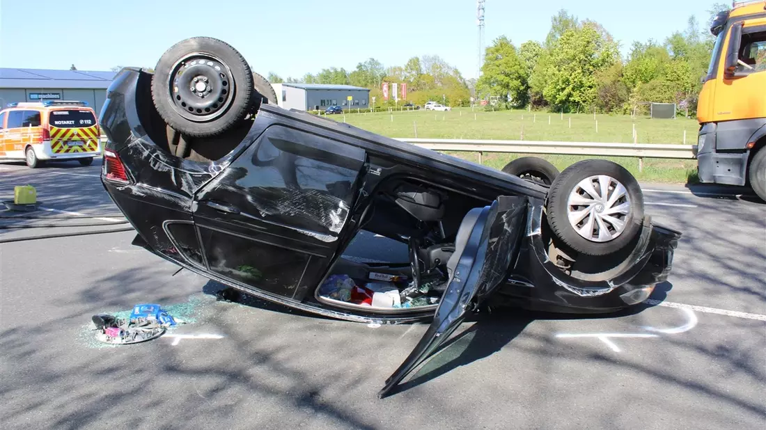 POL-MI: Kreuzungsunfall - Auto überschlägt sich - Bild: presseportal.de