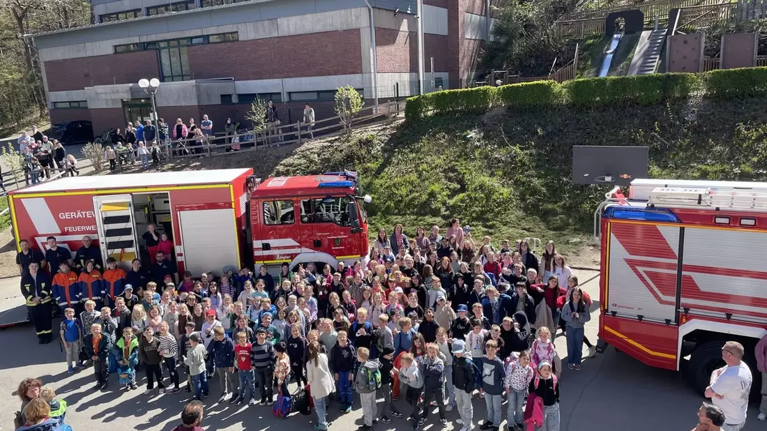 FW-OE: Brandschutz hautnah erleben - Erfolgreicher Brandschutztag an der Grundschule Kirchhundem - Bild: presseportal.de