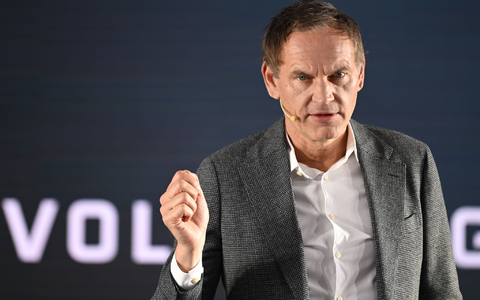 Konzernchef Blume sieht auch in der Rüstungsproduktion Chancen für VW. - Foto: Johannes Neudecker/dpa