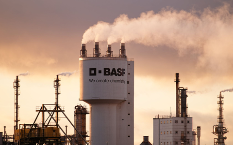 Der BASF-Standort Ludwigshafen soll wettbewerbsfähiger werden. (Archivbild) - Foto: Uwe Anspach/dpa