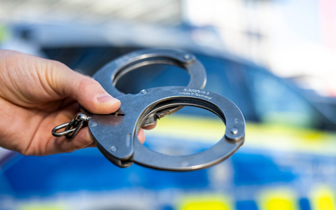 Ein 84-Jähriger soll sich in den vergangenen Jahren massenweise an Kindern vergangen haben. (Symbolbild) - Foto: David Inderlied/dpa