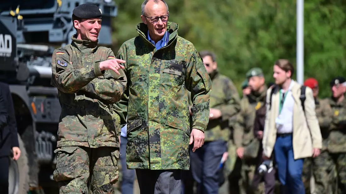 Bundeskanzler Merz (r) besucht die Bundeswehr in Munster und lässt sich vom Inspekteur des Heeres, Generalleutnant Christian Freuding, informieren. - Bild: Philipp Schulze/dpa