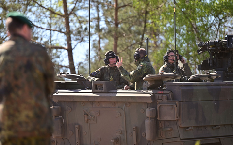 Bundeskanzler Merz kommt in einem Radpanzer vom Typ GTK Boxer zur Schießbahn. - Foto: Philipp Schulze/dpa