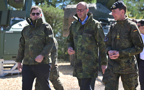 Neben Merz (Mitte) war auch Vizekanzler Klingbeil (l) dabei. - Foto: Philipp Schulze/dpa