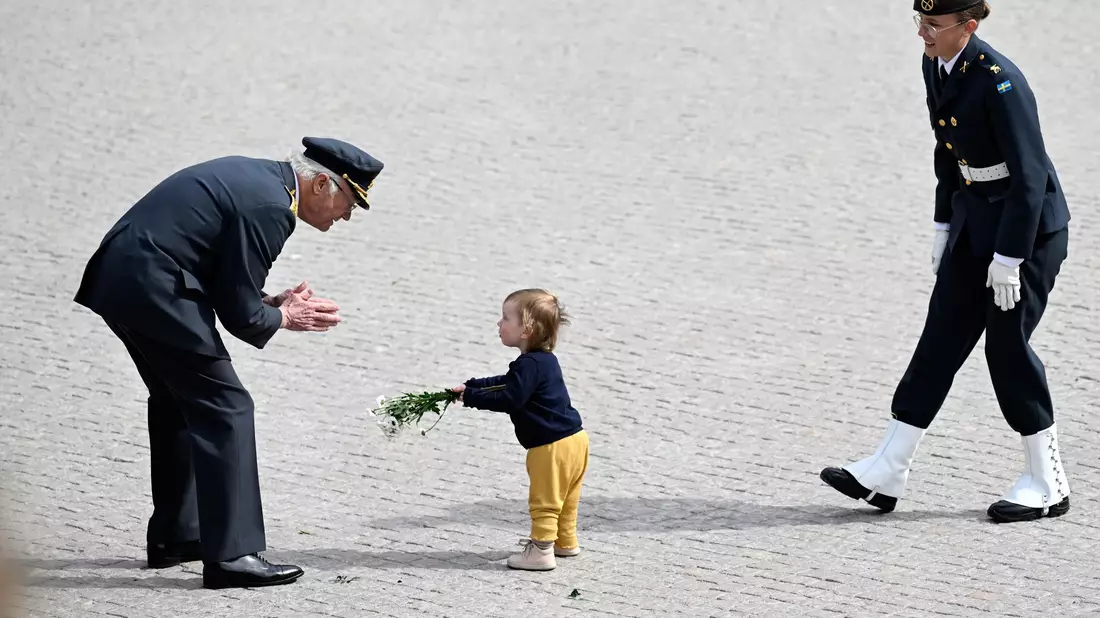 Blumen für den König: Ein kleines Kind gratuliert Carl Gustaf an seinem Ehrentag. - Bild: Jessica Gow/TT News Agency/AP/dpa