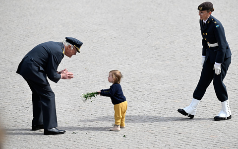 Blumen für den König: Ein kleines Kind gratuliert Carl Gustaf an seinem Ehrentag. - Foto: Jessica Gow/TT News Agency/AP/dpa