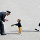 Blumen für den König: Ein kleines Kind gratuliert Carl Gustaf an seinem Ehrentag. - Foto: Jessica Gow/TT News Agency/AP/dpa