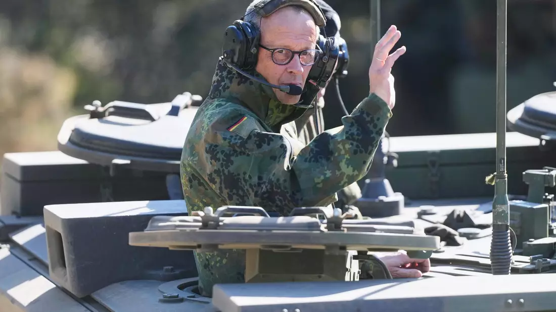 Bundeskanzler Merz im gepanzerten Kampfwagen Boxer. - Bild: Markus Schreiber/AP POOL/dpa