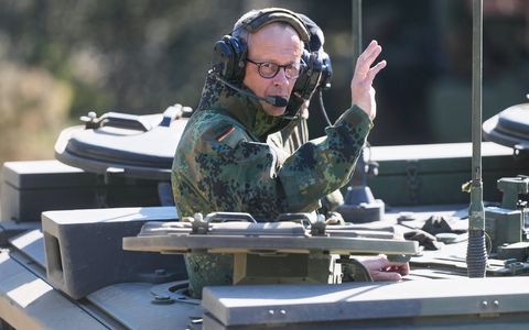 Bundeskanzler Merz im gepanzerten Kampfwagen Boxer. - Foto: Markus Schreiber/AP POOL/dpa