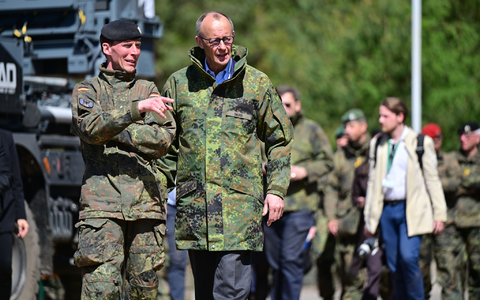 Merz (r) lässt sich vom Inspekteur des Heeres, Generalleutnant Christian Freuding, informieren. - Foto: Philipp Schulze/dpa