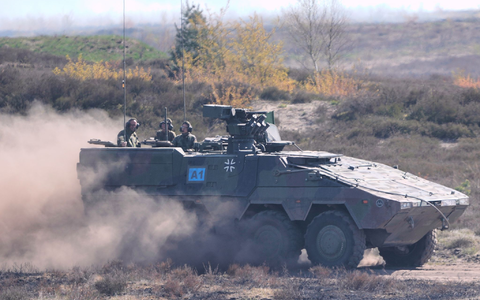 Im Boxer geht es für Merz durch die staubige Heide. - Foto: Markus Schreiber/AP POOL/dpa